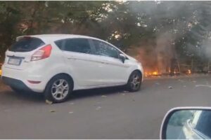 Paternò, fiamme all’alba in Viale dei Platani: auto minacciate, residenti in strada (VIDEO)