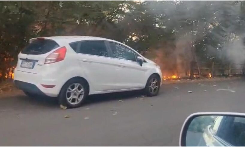 Paternò, fiamme all’alba in Viale dei Platani: auto minacciate, residenti in strada (VIDEO)