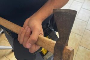 Catania, si presenta al bar con un’accetta: “Musica troppo alta e pure brutta”