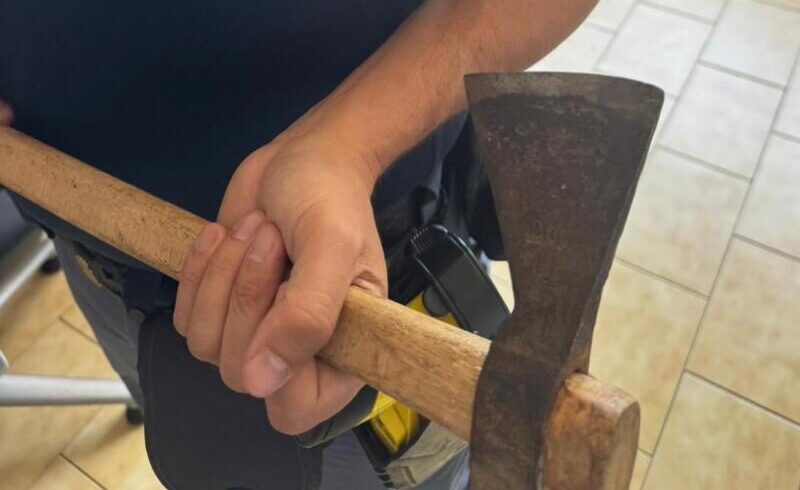 Catania, si presenta al bar con un’accetta: “Musica troppo alta e pure brutta”