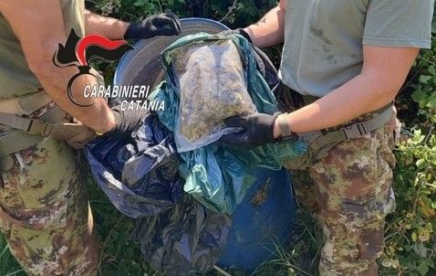 Blitz antidroga a Paternò: due arresti in contrada Pantano, sequestrato oltre un chilo di marijuana