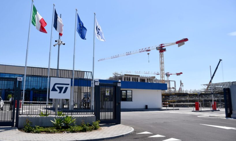 STMicroelectronics punta su Catania: confermati 2,6 miliardi di investimenti fino al 2027