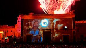 Adrano, Palazzo dei Bianchi diventa magia: immagini, musica e parole prima della Volata dell’Angelo