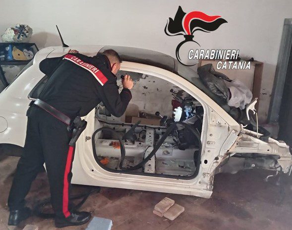 Belpasso, 42enne di Paternò aveva in garage cocaina e un’auto rubata in garage: denunciato