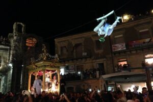 Adrano, il giorno di San Nicolò Politi: fede, tradizione e la suggestiva Volata dell’Angelo