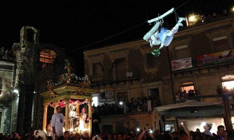 Adrano, il giorno di San Nicolò Politi: fede, tradizione e la suggestiva Volata dell’Angelo