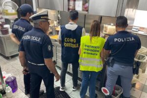 Catania, maxi-controlli della task force in piazza Europa: chiusure, sanzioni e alimenti distrutti
