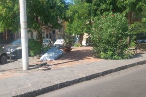 Paternò tra rifiuti e abbandono: materassi in strada e centro storico nel degrado