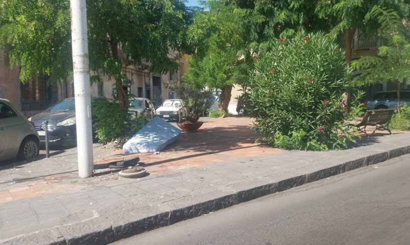 Paternò tra rifiuti e abbandono: materassi in strada e centro storico nel degrado