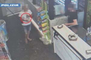 Catania, ruba una carta di credito e fa scorta di sigarette: il piano va letteralmente in fumo