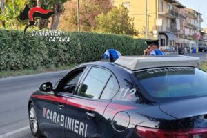 Catania, lite per i parcheggi a Librino finisce a colpi d’ascia: 56enne ferito, interviene un passante