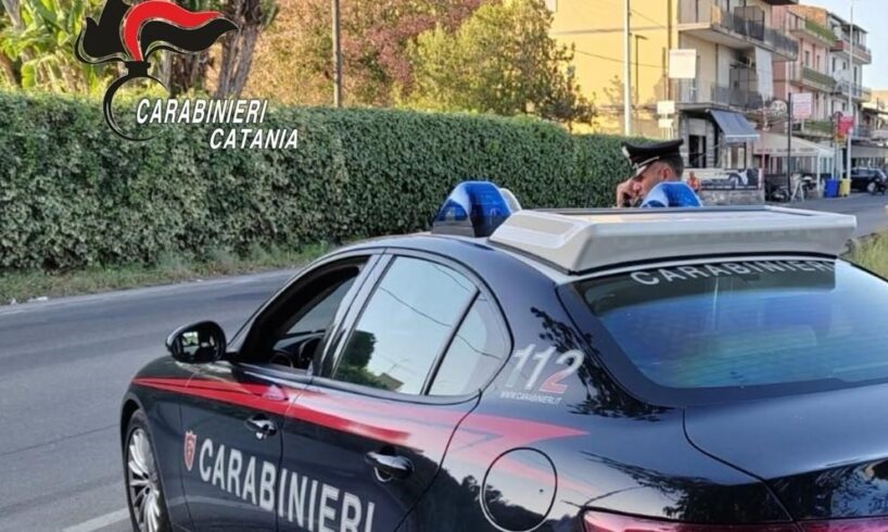 Catania, lite per i parcheggi a Librino finisce a colpi d’ascia: 56enne ferito, interviene un passante