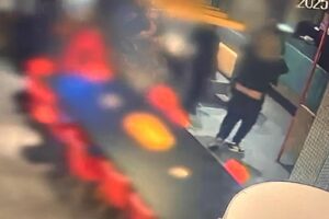 Pestaggio omofobo in un fast food di Catania: obbligo di dimora per due giovani, coinvolto anche un minorenne (VIDEO)