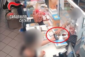 Adrano, 32enne usava carte smarrite per acquisti a insaputa della vittima: scoperto e denunciato