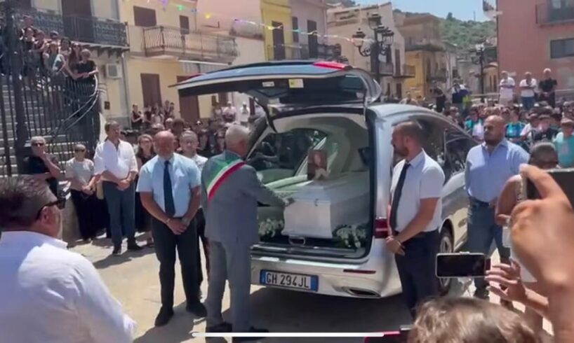 Capaci abbraccia Simona: applausi e commozione ai funerali della giovane pallavolista