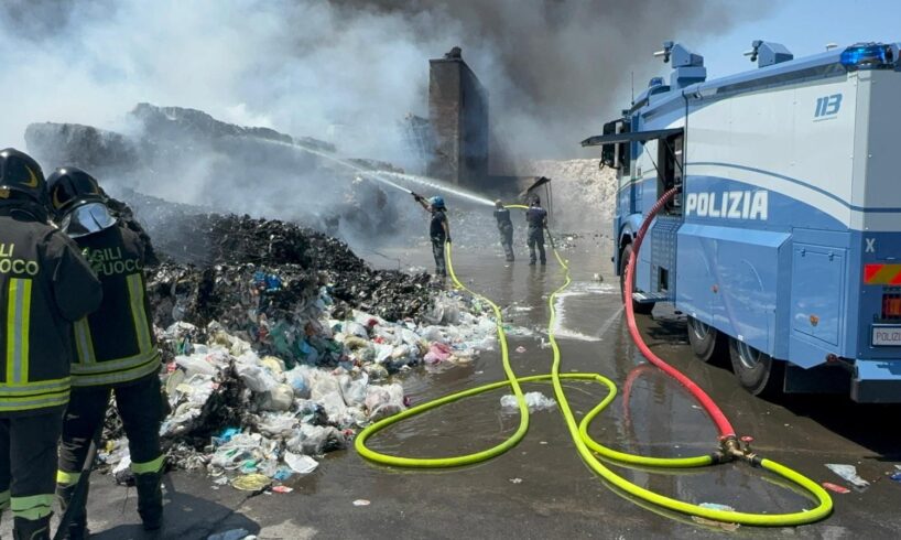 Catania, incendio alla zona industriale: evacuate aziende, nube nera visibile a chilometri (VIDEO) Catania, incendio alla zona industriale: evacuate aziende, nube nera visibile a chilometri (VIDEO)