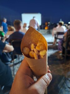 Città come parchi tematici: riscoprire vocazioni e felicità urbana oltre l’omologazione