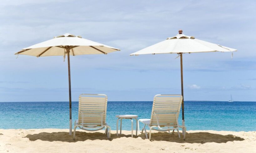 Esodo estivo col freno a mano tirato: strade piene, spiagge vuote e vacanze da rinviare