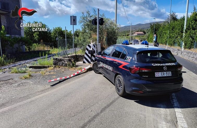 Ruba attrezzi dalla stazione Fce di Piedimonte Etneo: 26enne catanese denunciato dai Carabinieri