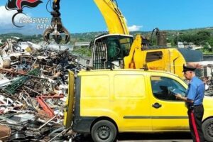 Mascali, irregolarità ambientali e di sicurezza in un’autodemolizione: area sequestrata