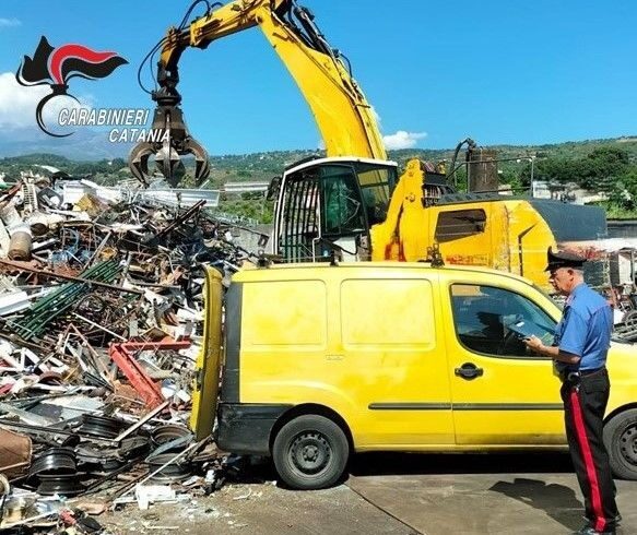 Mascali, irregolarità ambientali e di sicurezza in un’autodemolizione: area sequestrata