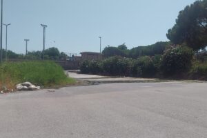 Paternò, degrado e acqua stagnante nel parcheggio dello stadio “Falcone-Borsellino”