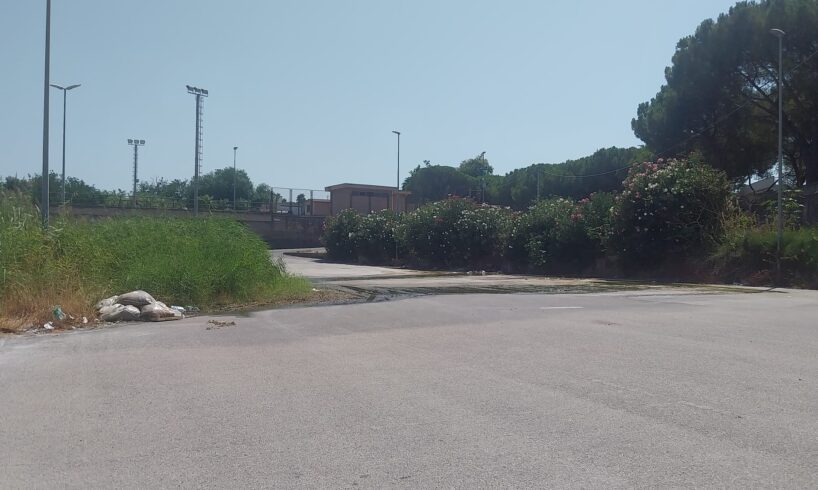 Paternò, degrado e acqua stagnante nel parcheggio dello stadio “Falcone-Borsellino”