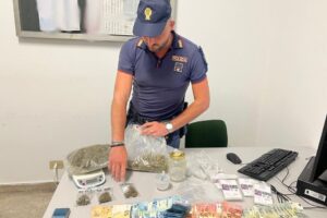 Adrano, 18enne arrestato per spaccio: in casa marijuana, cocaina e 1.855 euro in contanti