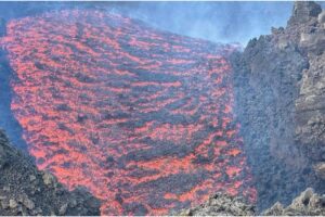 Etna, colata ancora attiva a quota 2770: flusso lavico si estende per 500 metri verso Sud