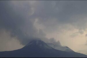 Etna, flusso lavico ancora attivo: la colata avanza lentamente verso sud