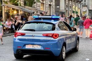 Catanese col naso fino e il vizio del lusso: tenta il colpo “profumato” in via Etnea ma finisce in manette