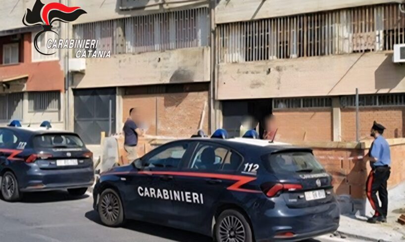 Catania, a Nesima fermata costruzione abusiva su suolo pubblico: denunciati padre, figlio e operai