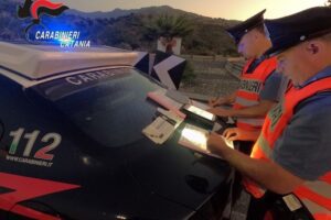 Guida col cellulare, a Piedimonte Etneo raffica di patenti ritirate