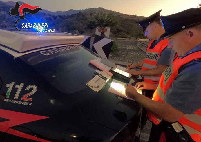 Guida col cellulare, a Piedimonte Etneo raffica di patenti ritirate