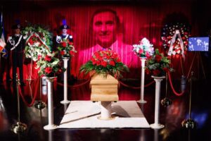 L’ultimo applauso a Pippo Baudo tra le rose rosse: domani i funerali a Militello