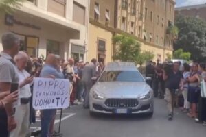 Tra applausi e commozione, Pippo Baudo lascia Roma: domani i funerali a Militello