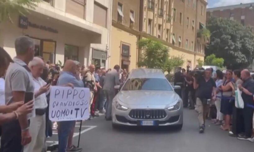Tra applausi e commozione, Pippo Baudo lascia Roma: domani i funerali a Militello