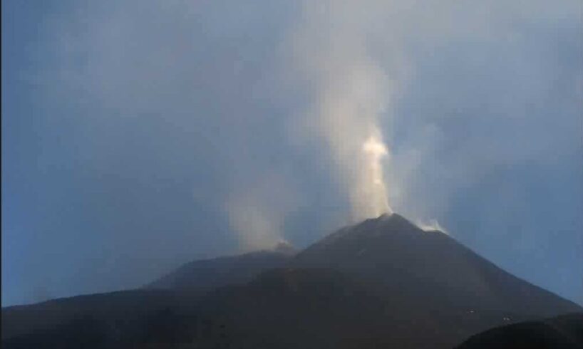 Etna, la colata lavica si sdoppia e avanza a sud-ovest: fronte a quota 2270 metri