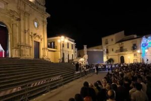 Militello accoglie Pippo Baudo con un lungo applauso: oggi i funerali a Santa Maria della Stella