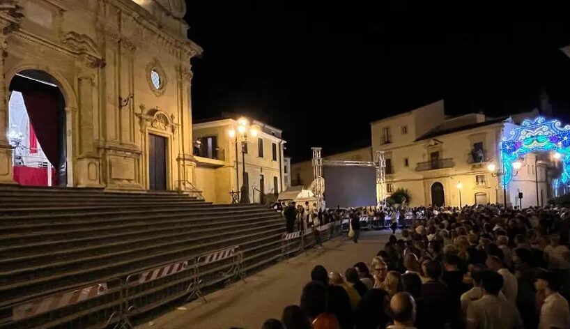 Militello accoglie Pippo Baudo con un lungo applauso: oggi i funerali a Santa Maria della Stella
