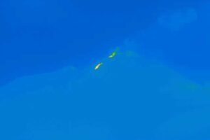 Etna, si apre una terza bocca effusiva: nuova colata lavica verso sud-ovest