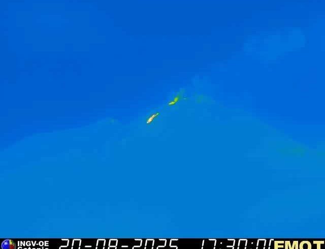 Etna, si apre una terza bocca effusiva: nuova colata lavica verso sud-ovest