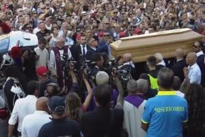 Militello saluta Pippo Baudo: duemila persone per l’ultimo abbraccio al “figlio della Sicilia”