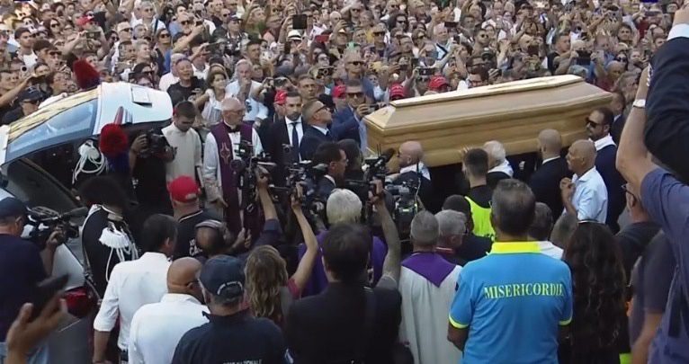 Militello saluta Pippo Baudo: duemila persone per l’ultimo abbraccio al “figlio della Sicilia”