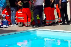Tragedia nel Ragusano: bimbo di due anni annega nella piscina di casa