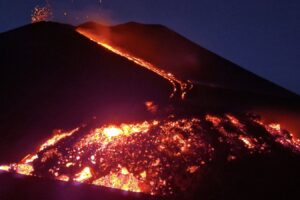 Etna, tre bocche effusive attive: flussi lavici e attività stromboliana in corso