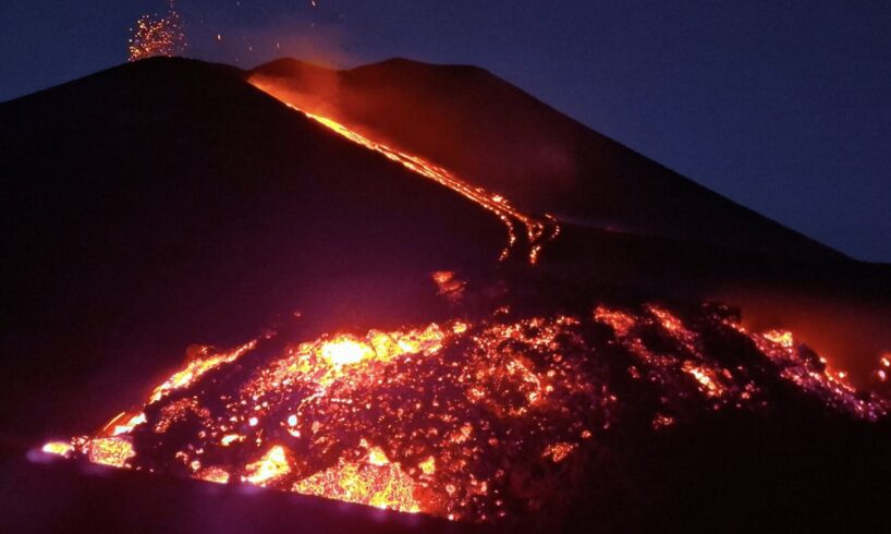 Etna, tre bocche effusive attive: flussi lavici e attività stromboliana in corso