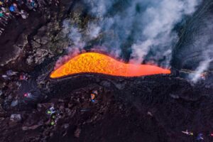 Etna, ordinanza del sindaco di Biancavilla: vietato avvicinarsi a meno di 50 metri dalla colata lavica