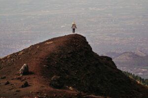 Belpasso, ordinanza del sindaco: vietato avvicinarsi a meno di 50 metri dalla colata lavica dell’Etna