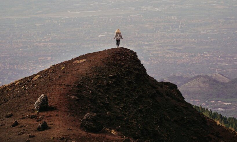 Belpasso, ordinanza del sindaco: vietato avvicinarsi a meno di 50 metri dalla colata lavica dell’Etna